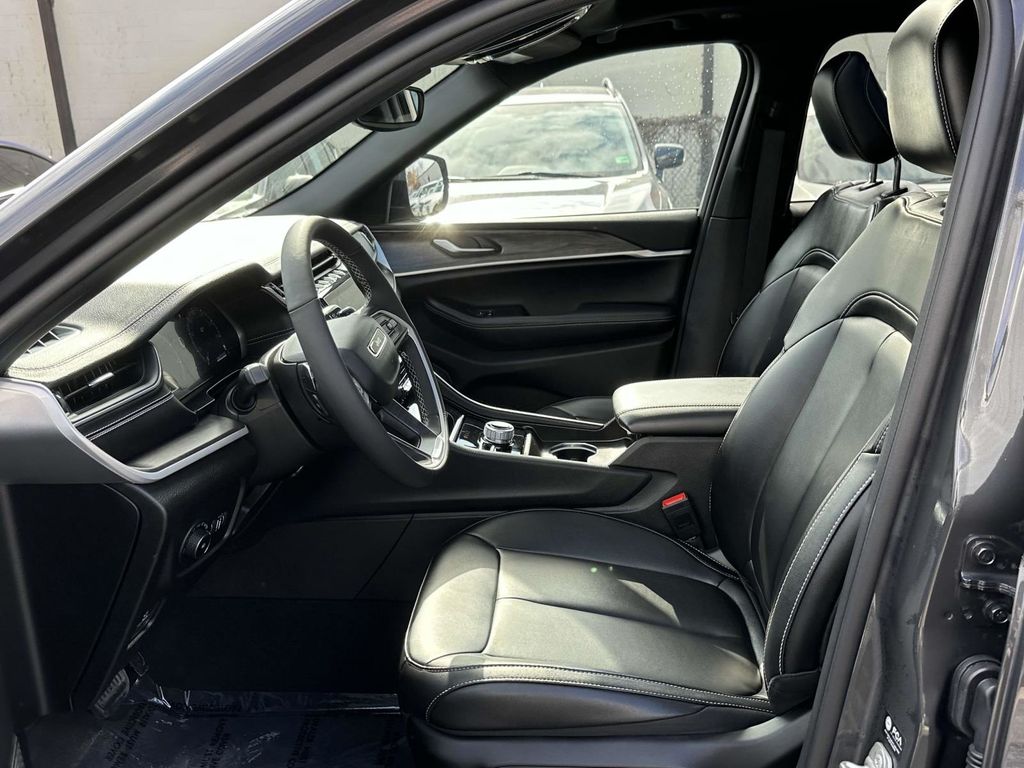 Vehicle image 26 of 29