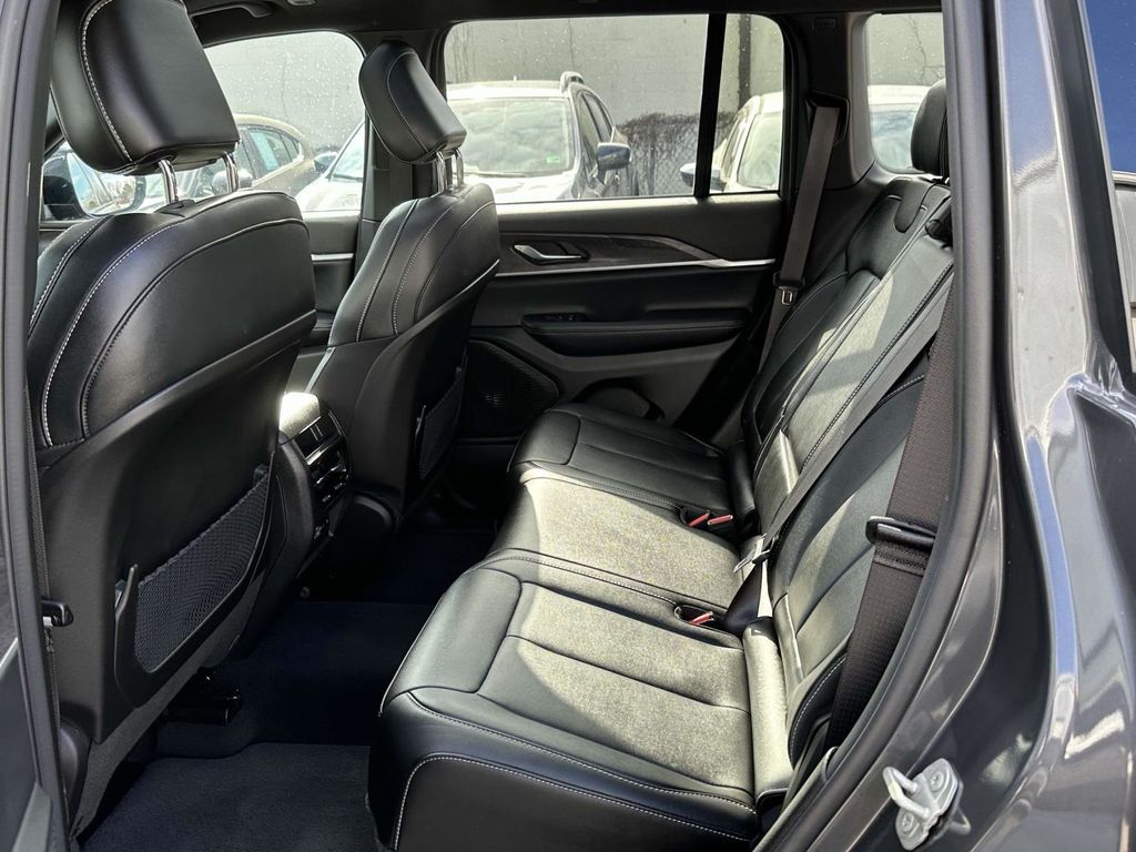 Vehicle image 23 of 29