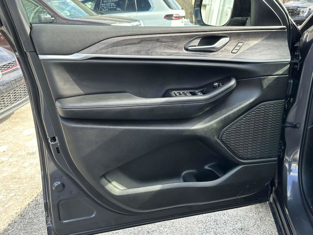 Vehicle image 24 of 29
