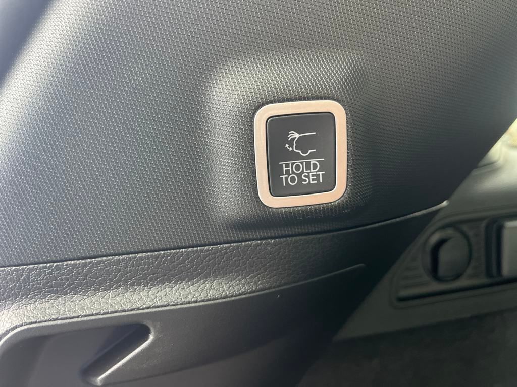 Vehicle image 32 of 54