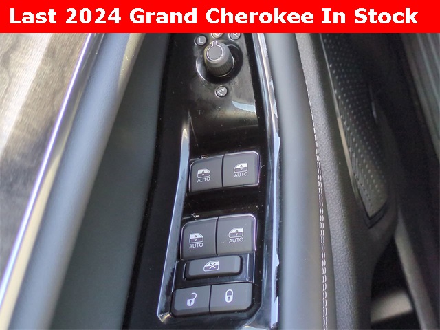 Vehicle image 25 of 30
