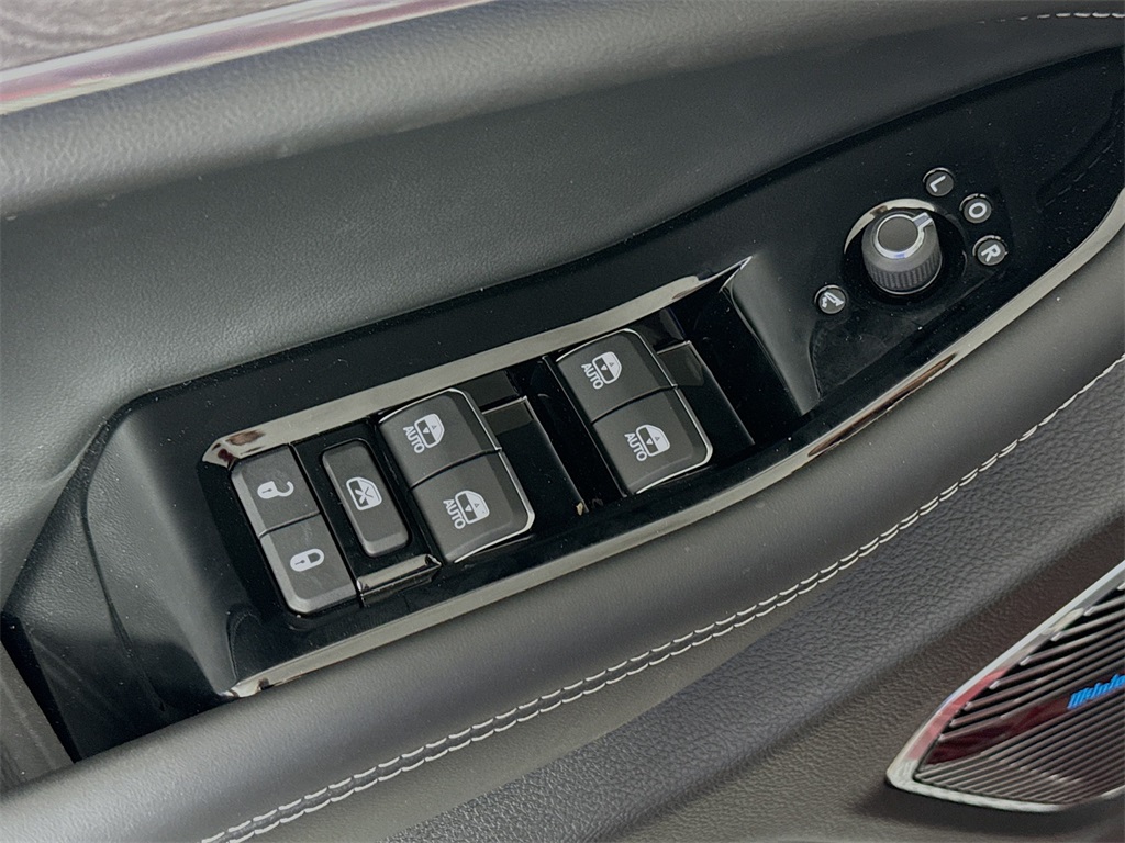 Vehicle image 18 of 34