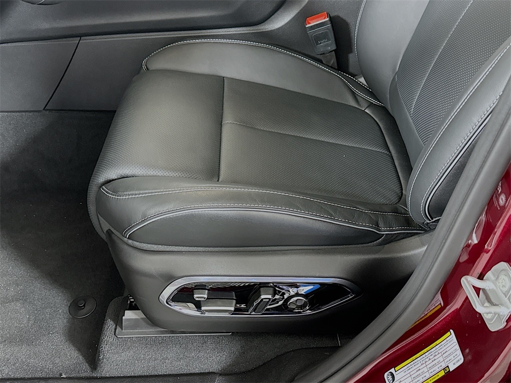 Vehicle image 20 of 34