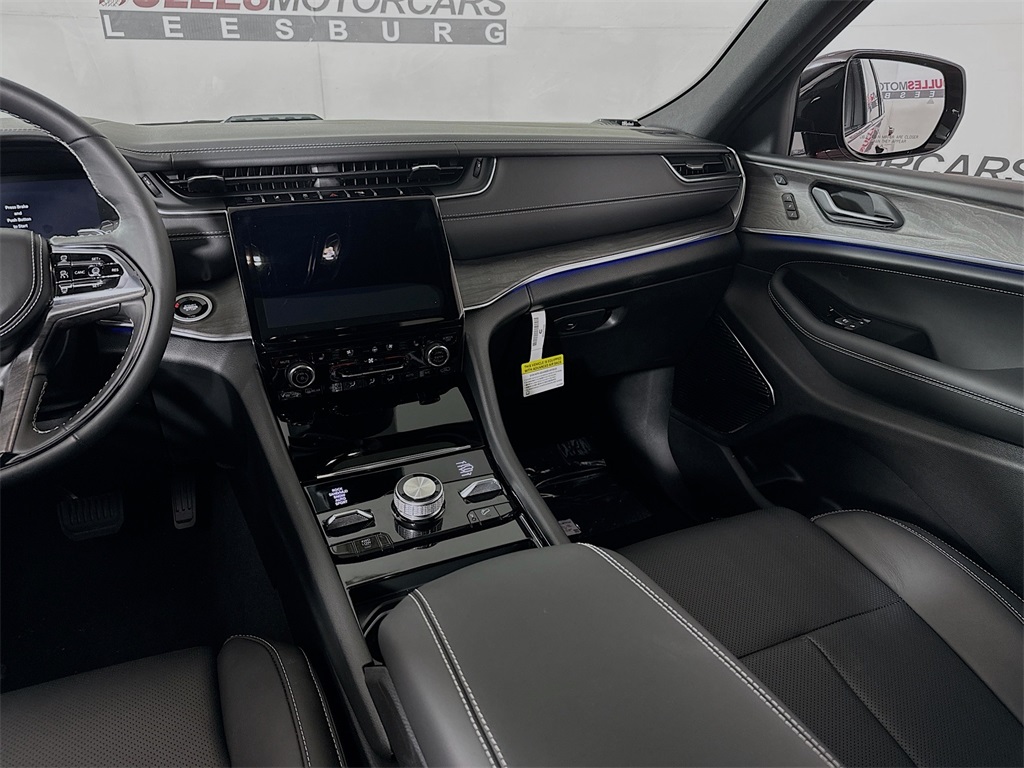 Vehicle image 25 of 34