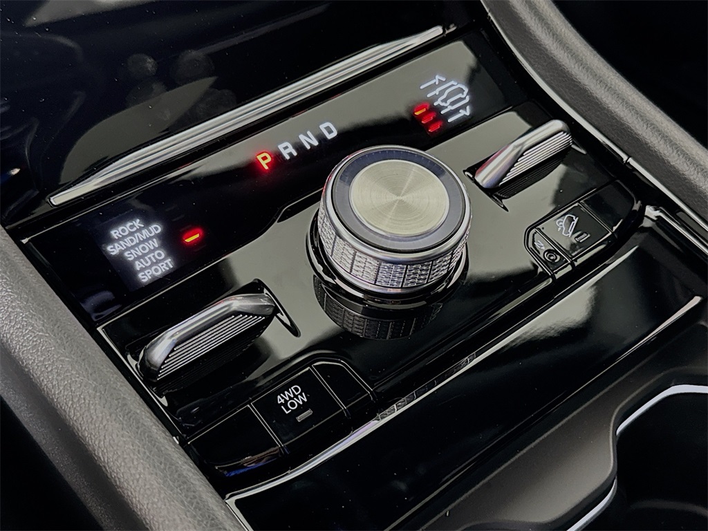 Vehicle image 17 of 34