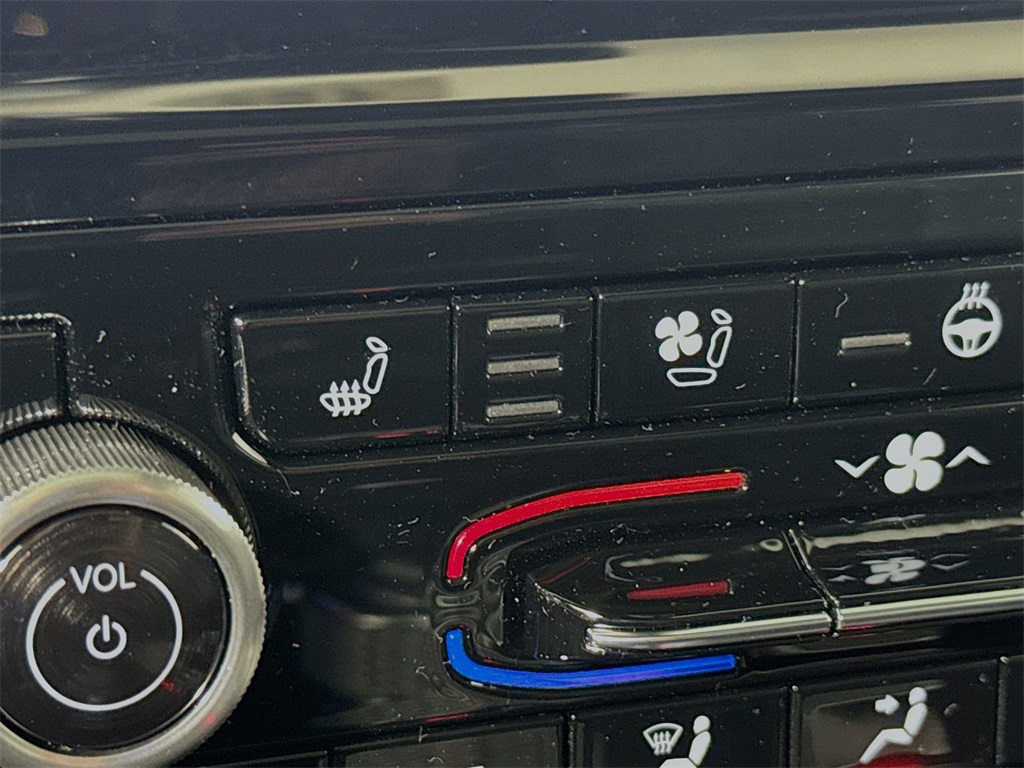 Vehicle image 21 of 34