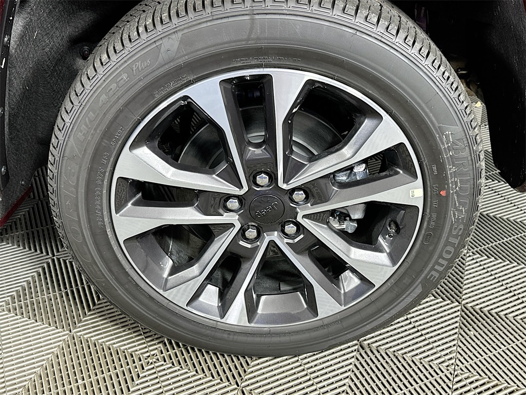 Vehicle image 33 of 34