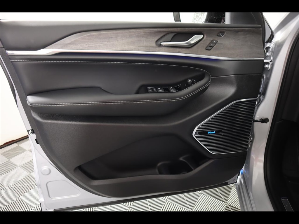Vehicle image 11 of 28