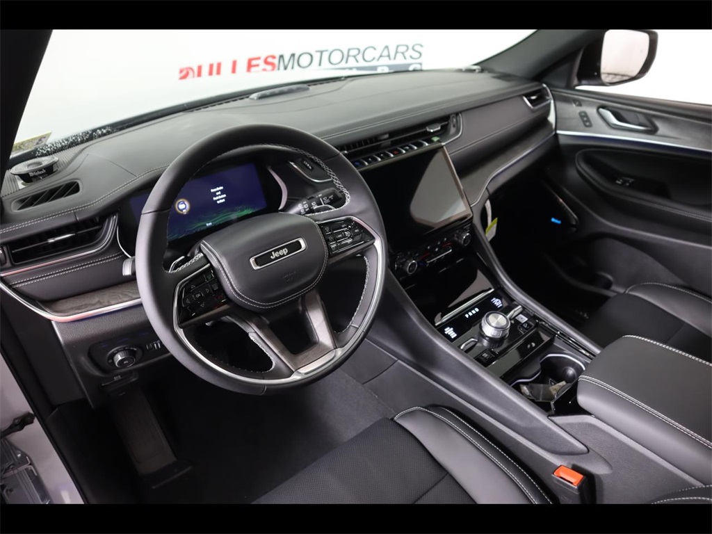 Vehicle image 16 of 28