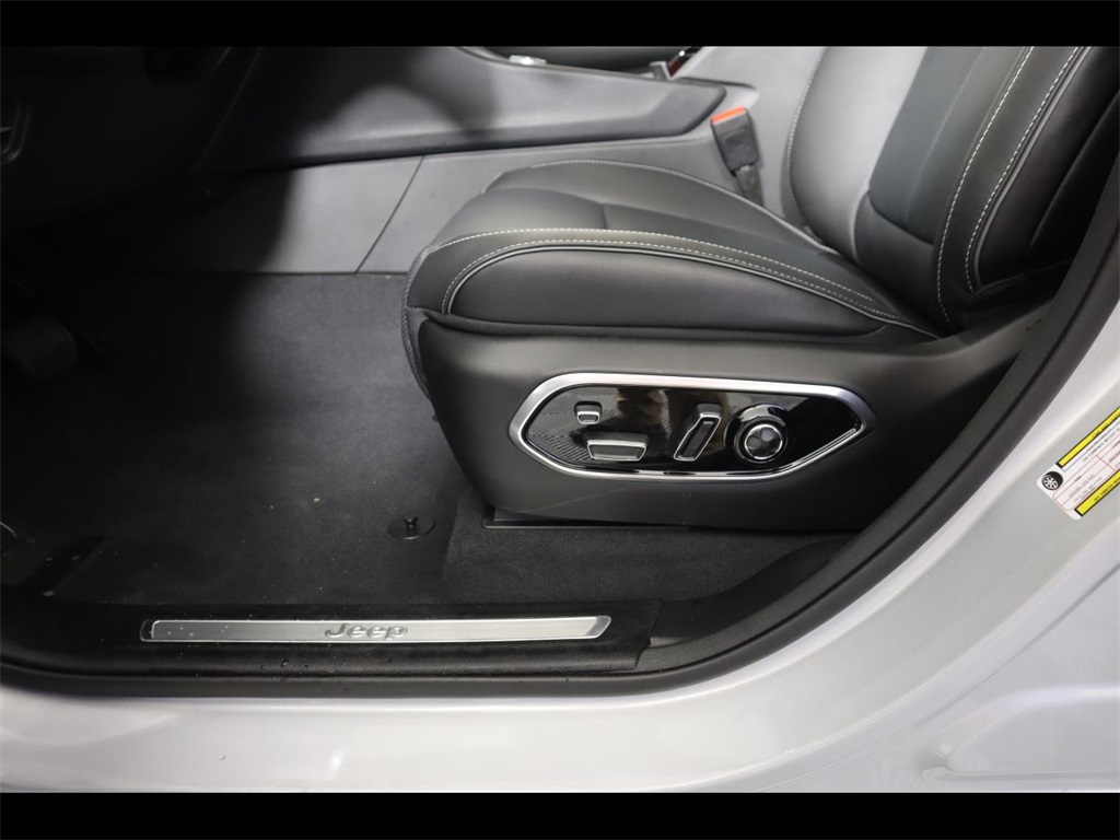 Vehicle image 15 of 28