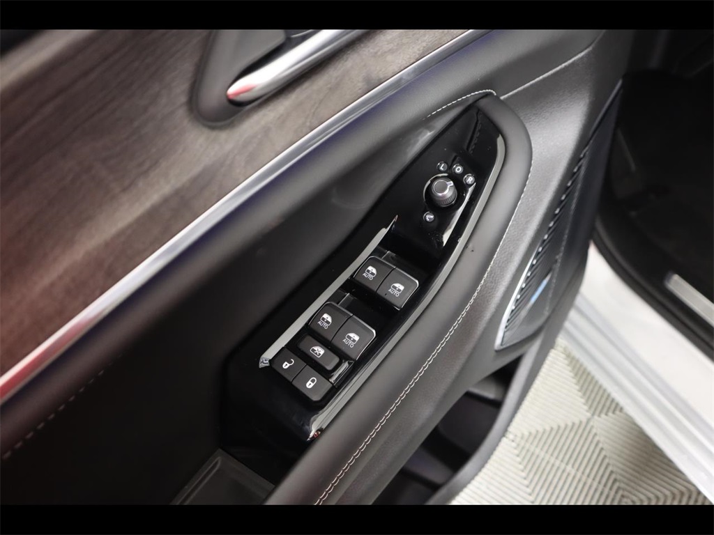 Vehicle image 12 of 28
