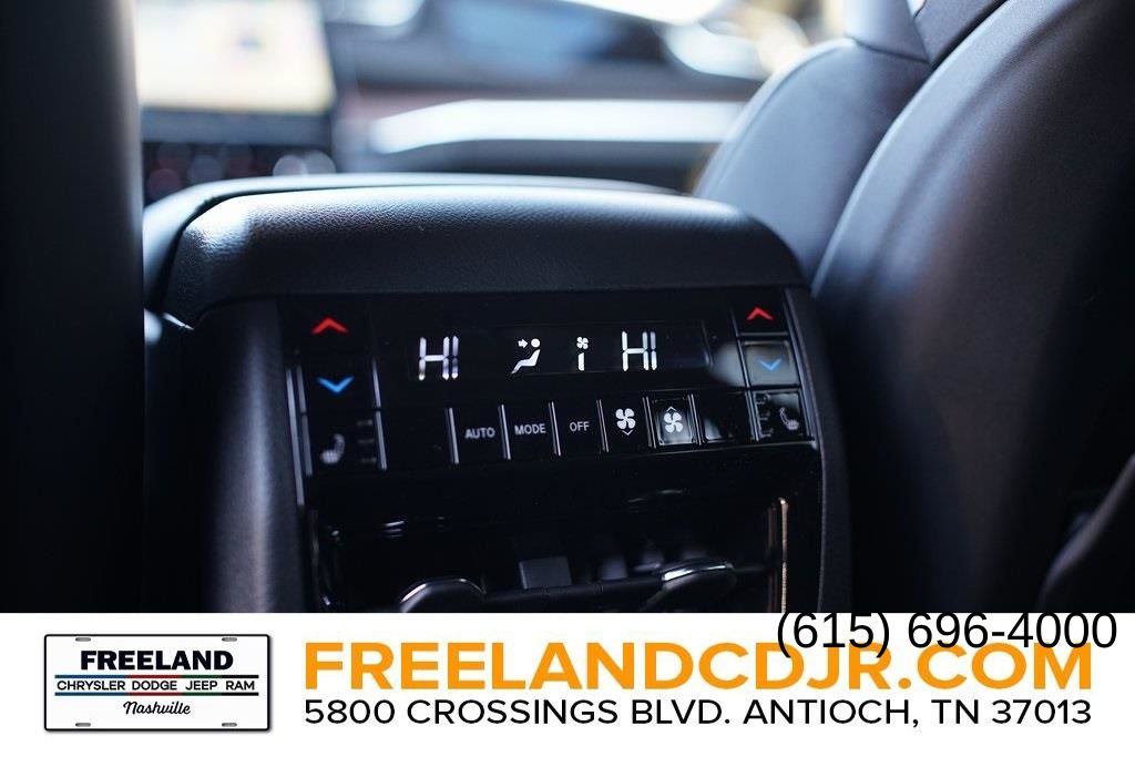Vehicle image 11 of 23