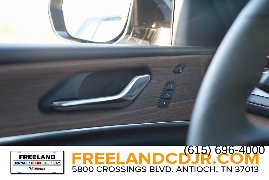 Vehicle image 13 of 23