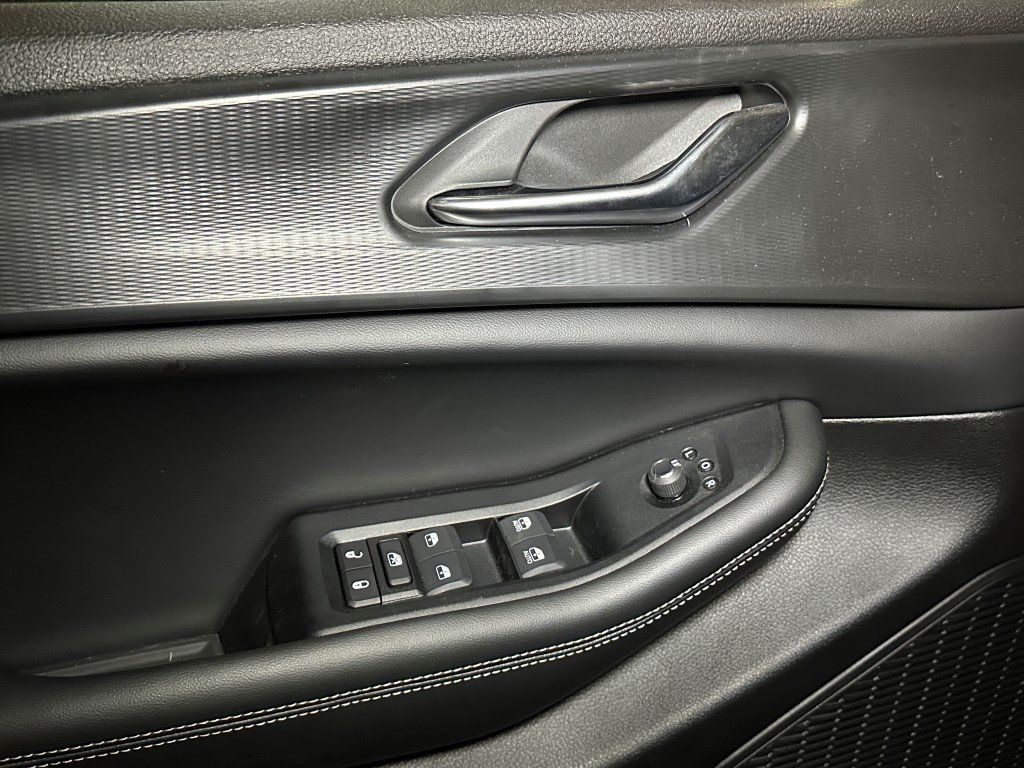 Vehicle image 17 of 26