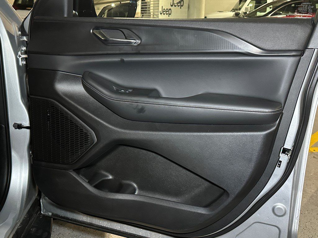Vehicle image 13 of 26