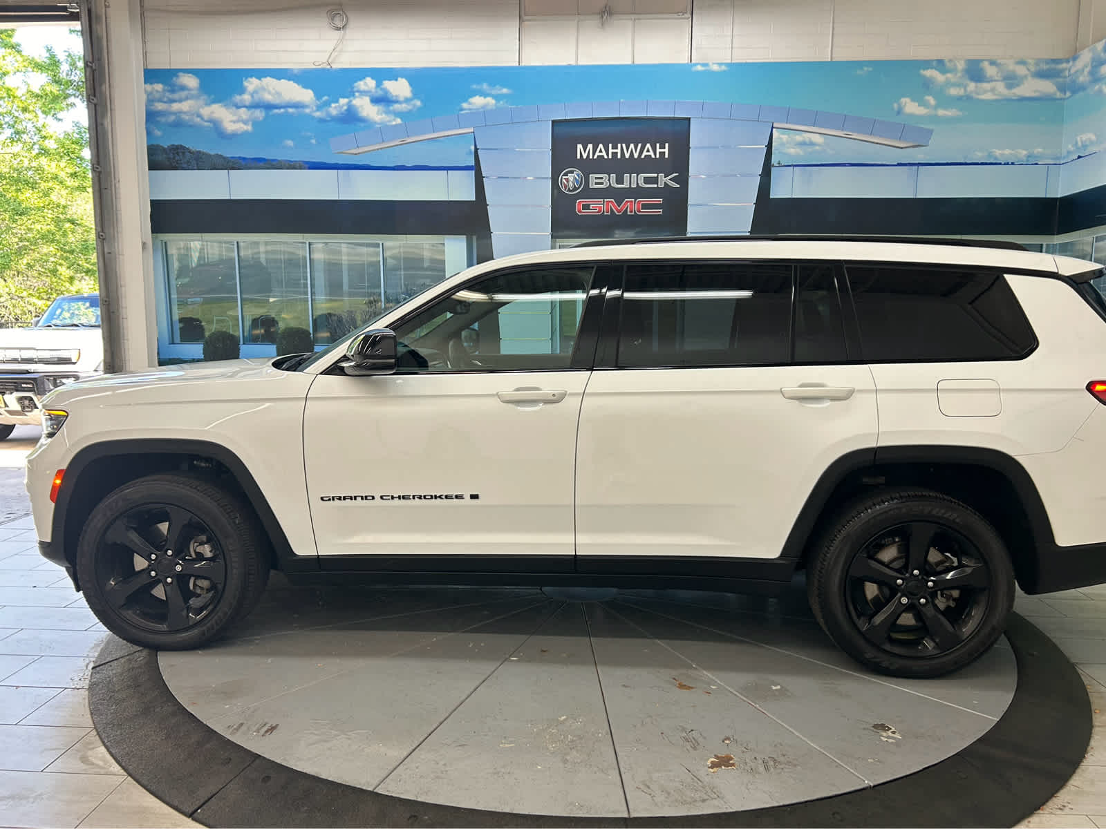 2024 Jeep Grand Cherokee L Altitude X Image 8 of 43