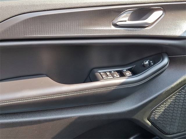 Vehicle image 17 of 30