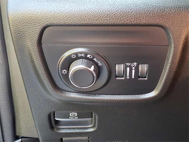 Vehicle image 18 of 30