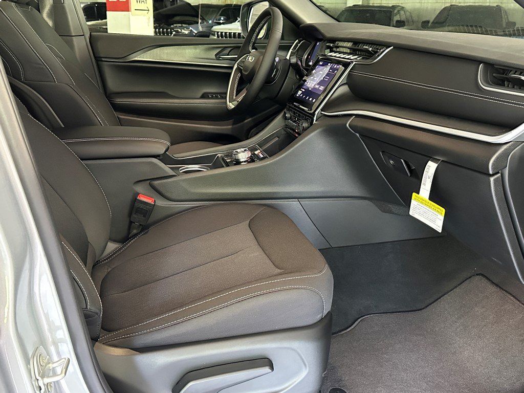 Vehicle image 9 of 24