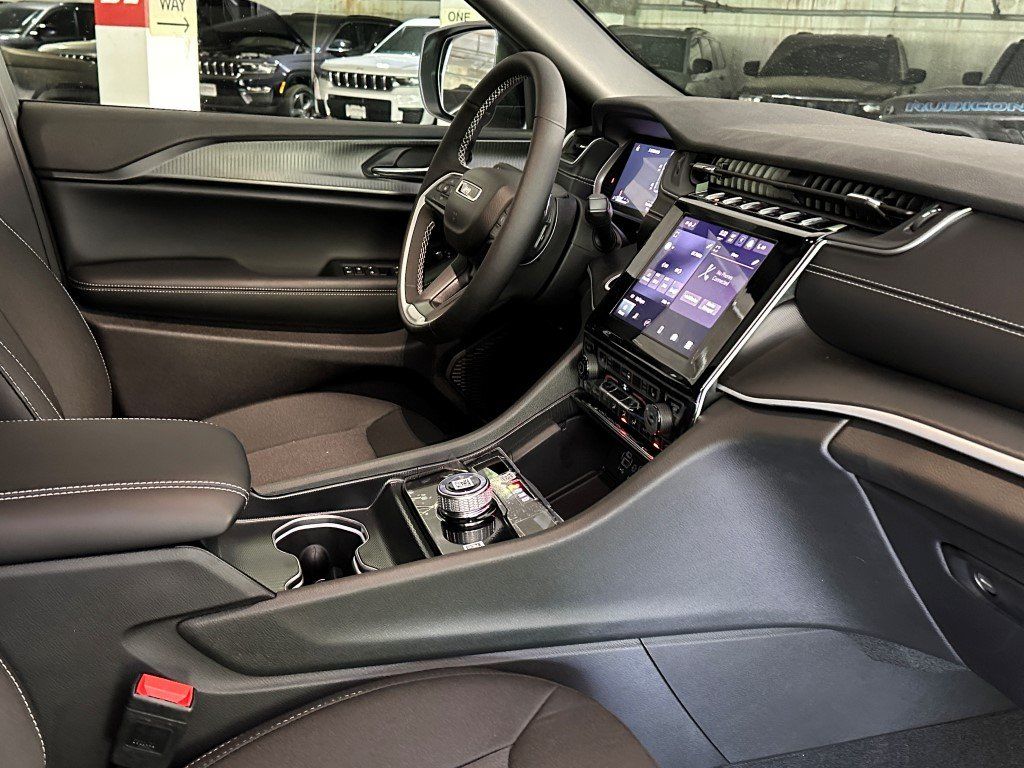 Vehicle image 10 of 24