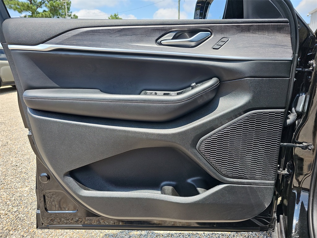 Vehicle image 30 of 39