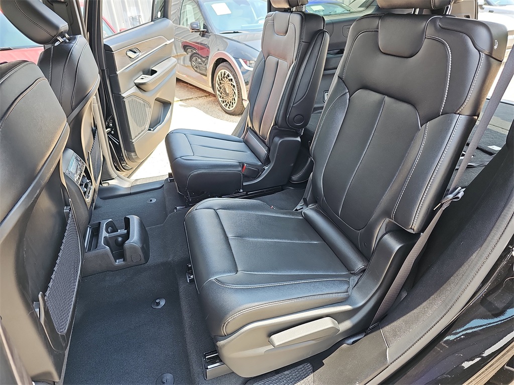 Vehicle image 16 of 39