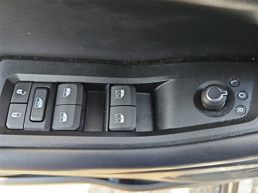 Vehicle image 31 of 39