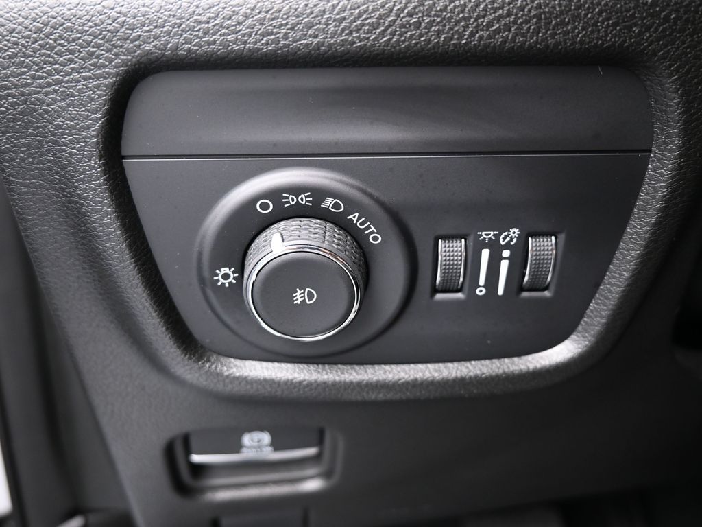 Vehicle image 60 of 81
