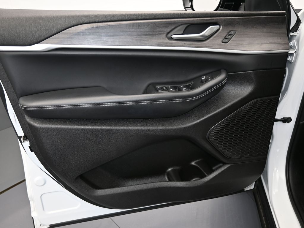 Vehicle image 38 of 81