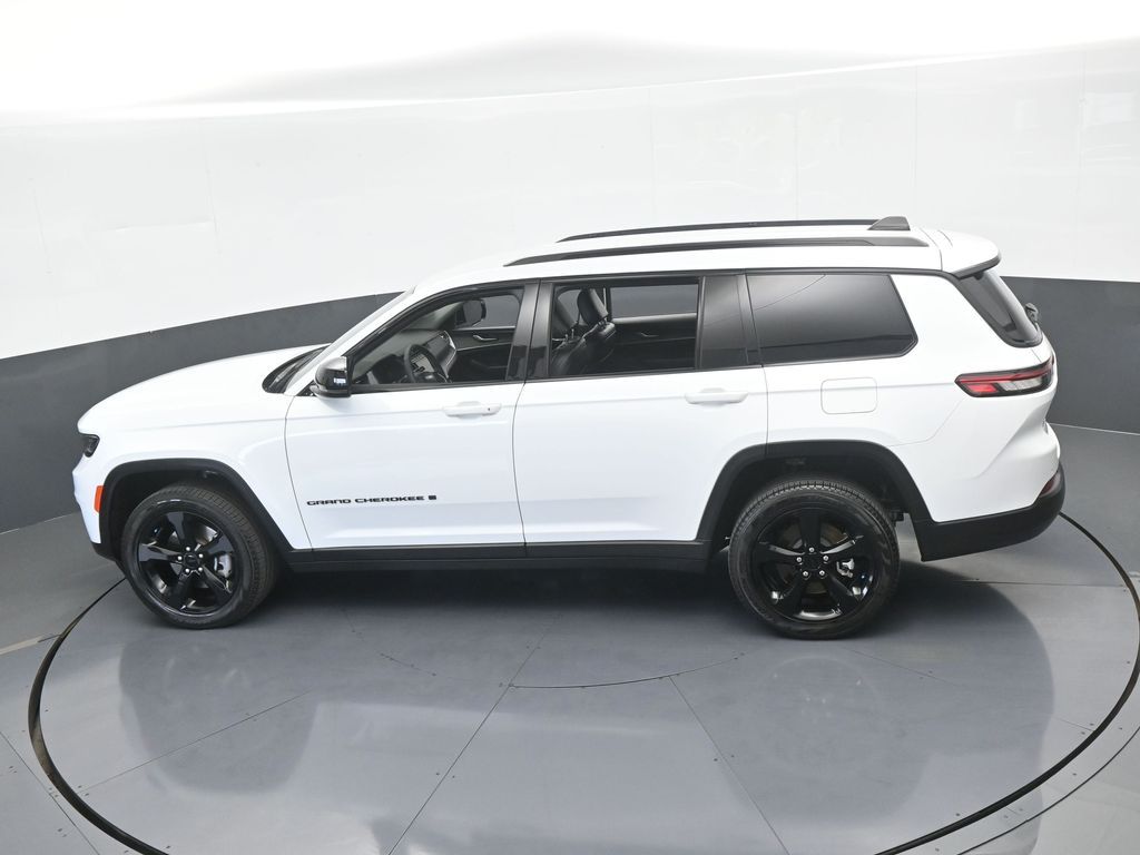 Vehicle image 32 of 81