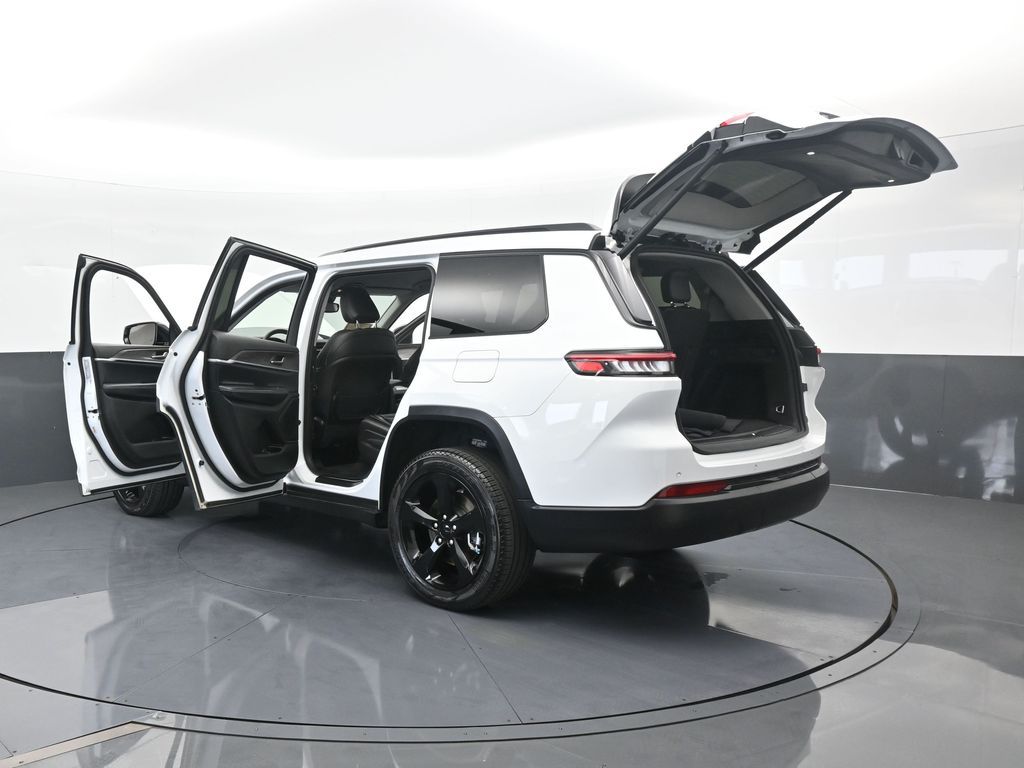 Vehicle image 36 of 81