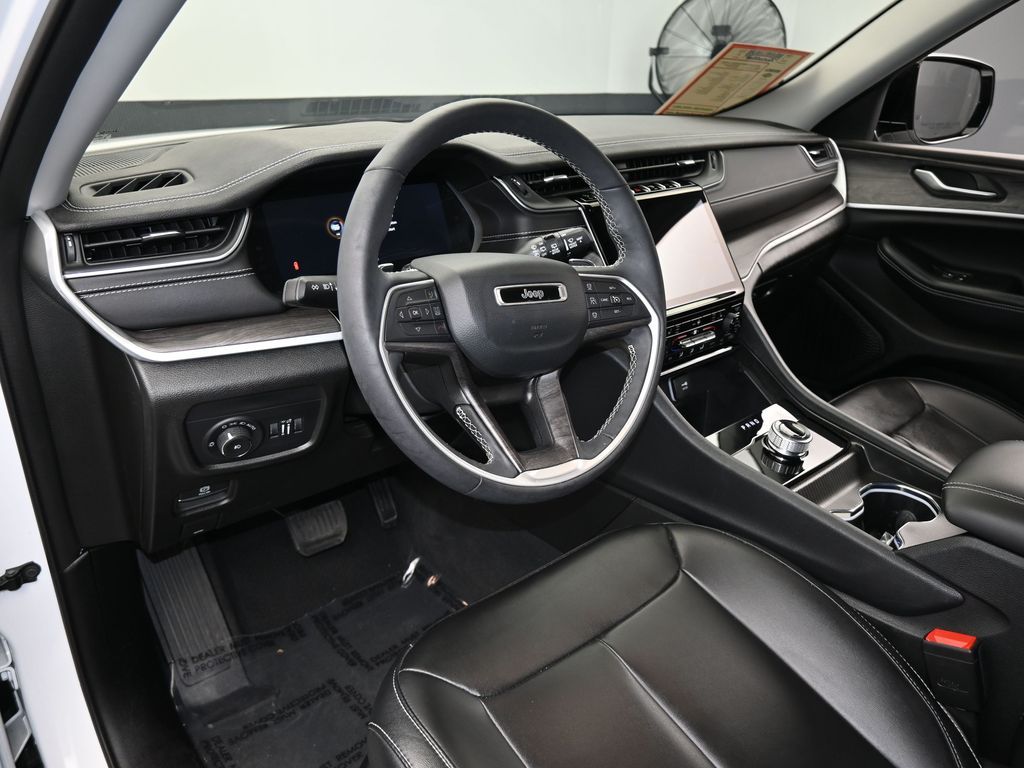 Vehicle image 37 of 81