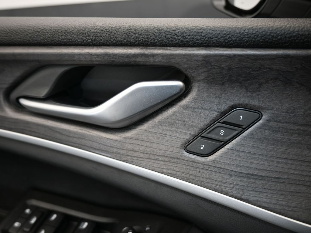 Vehicle image 40 of 81