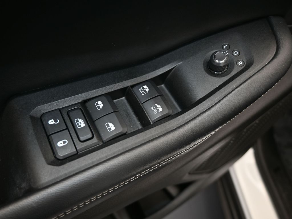 Vehicle image 39 of 81
