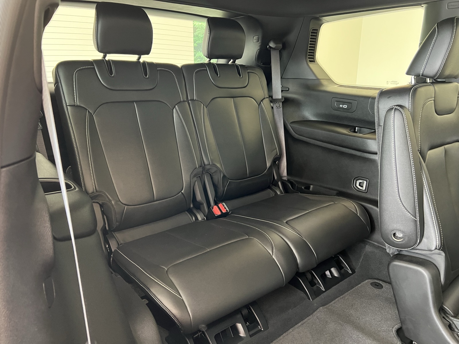 Vehicle image 27 of 76