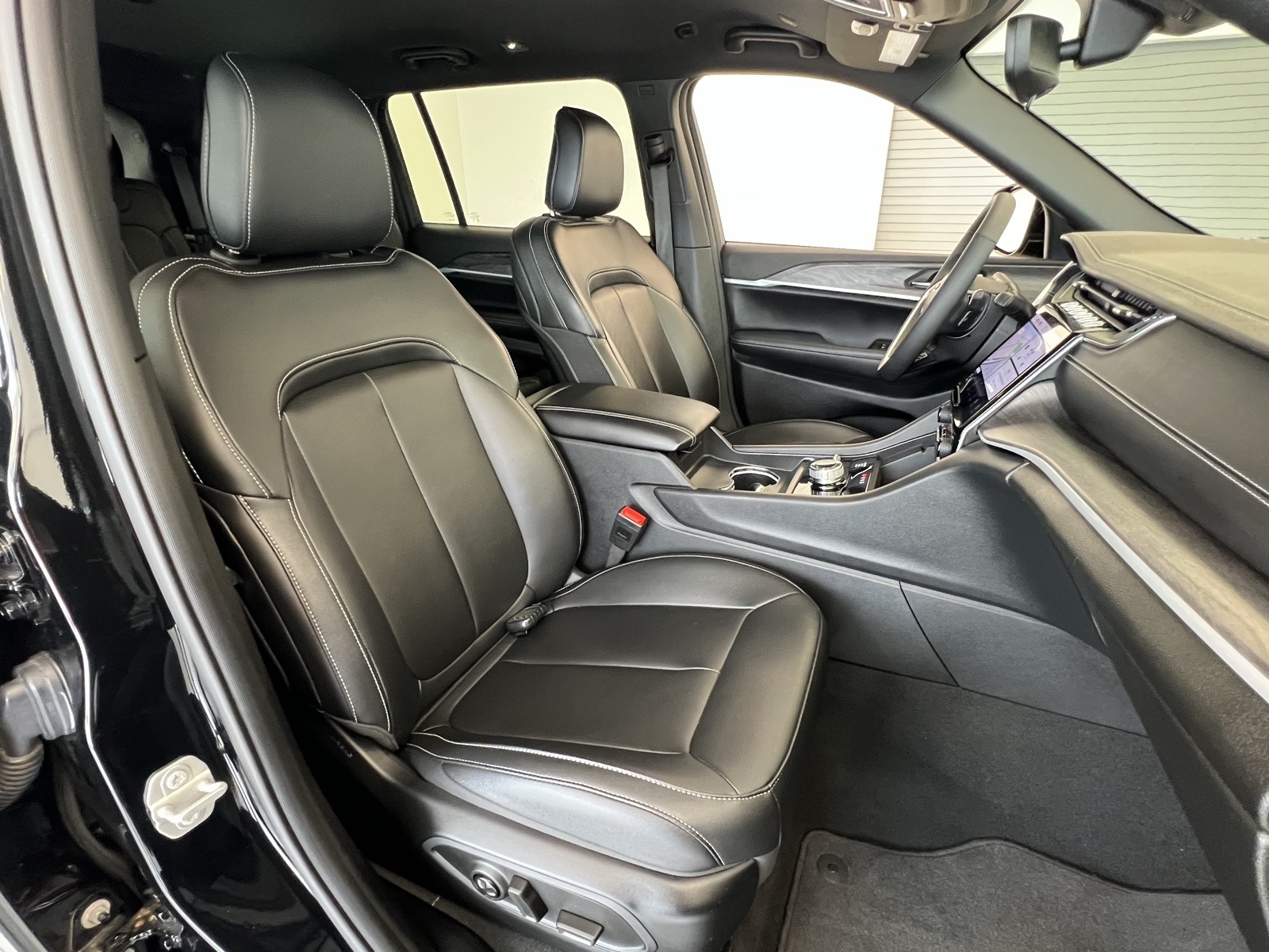 Vehicle image 28 of 76