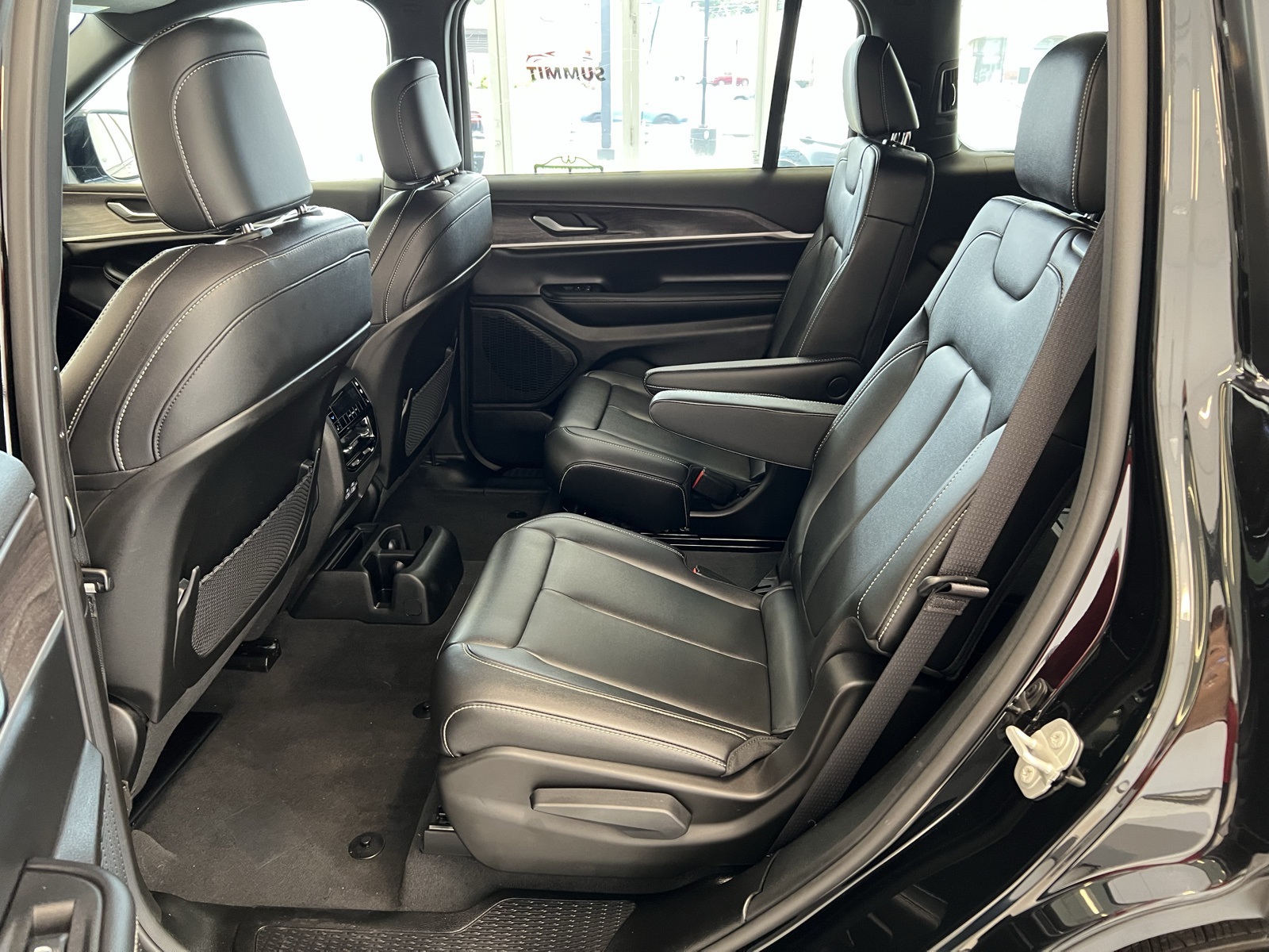 Vehicle image 33 of 76