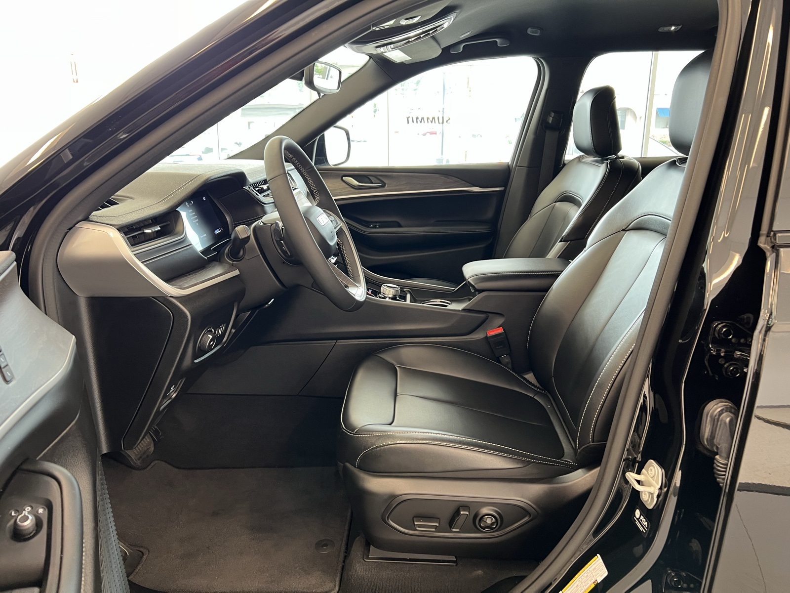 Vehicle image 32 of 76