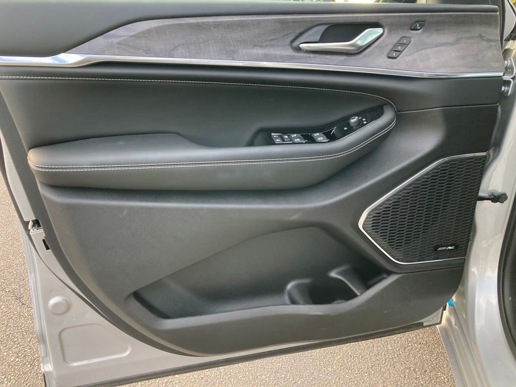 Vehicle image 10 of 38