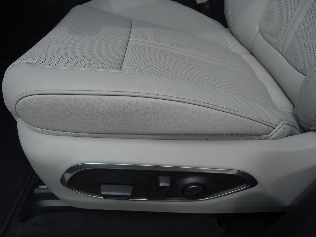Vehicle image 17 of 26