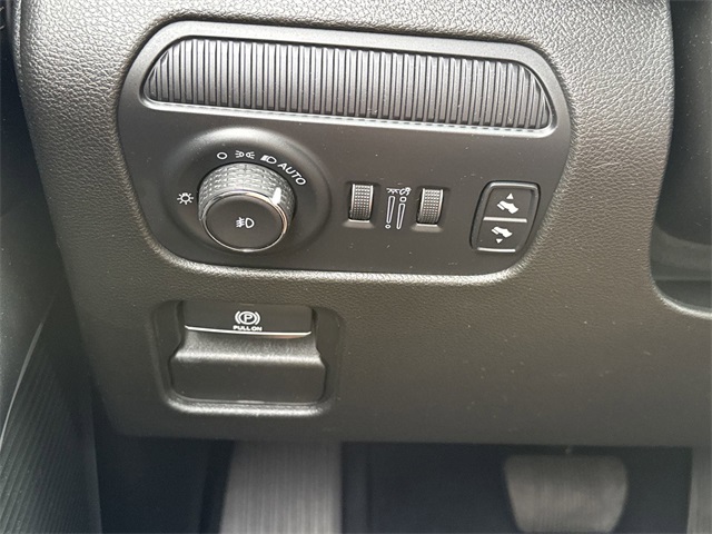Vehicle image 21 of 40