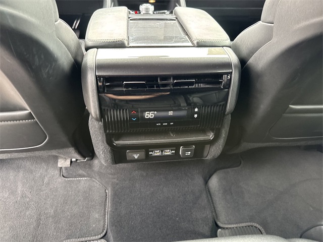 Vehicle image 33 of 40