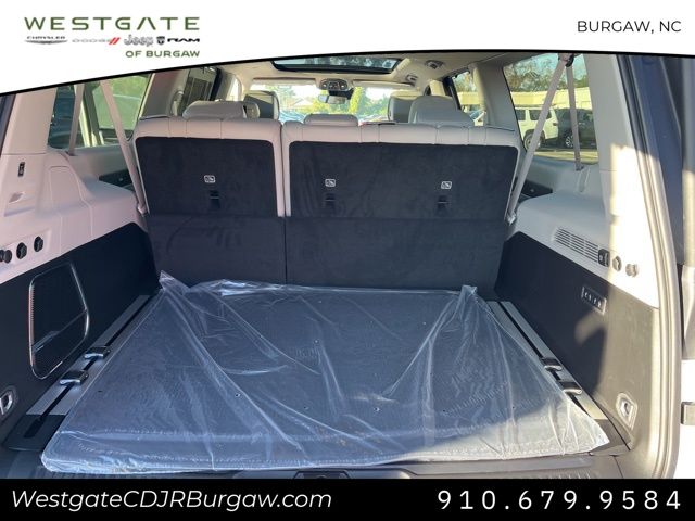 Vehicle image 17 of 21