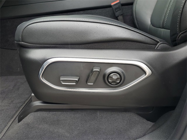 Vehicle image 17 of 22