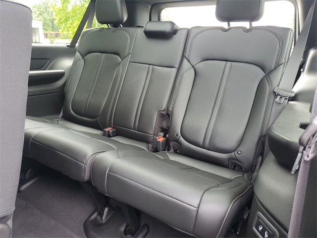Vehicle image 13 of 22