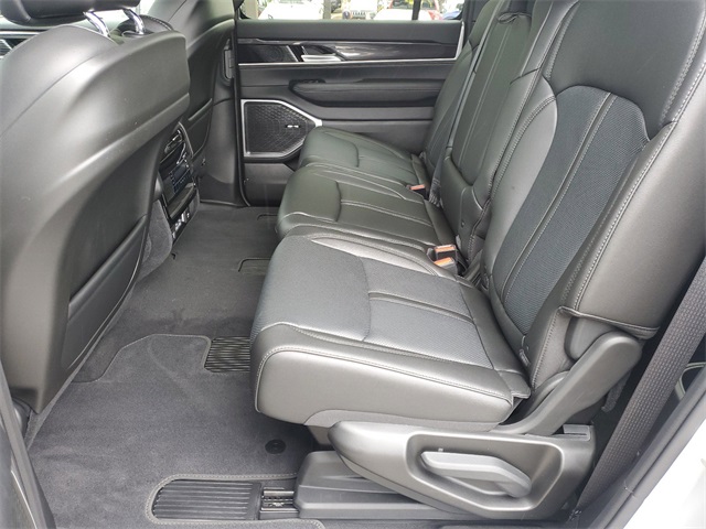 Vehicle image 10 of 22