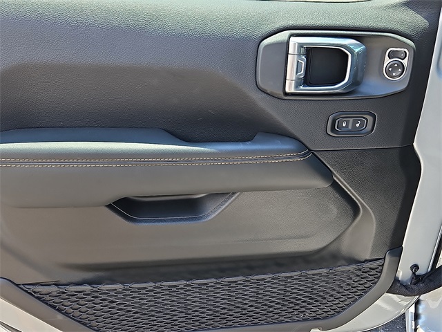 Vehicle image 12 of 17