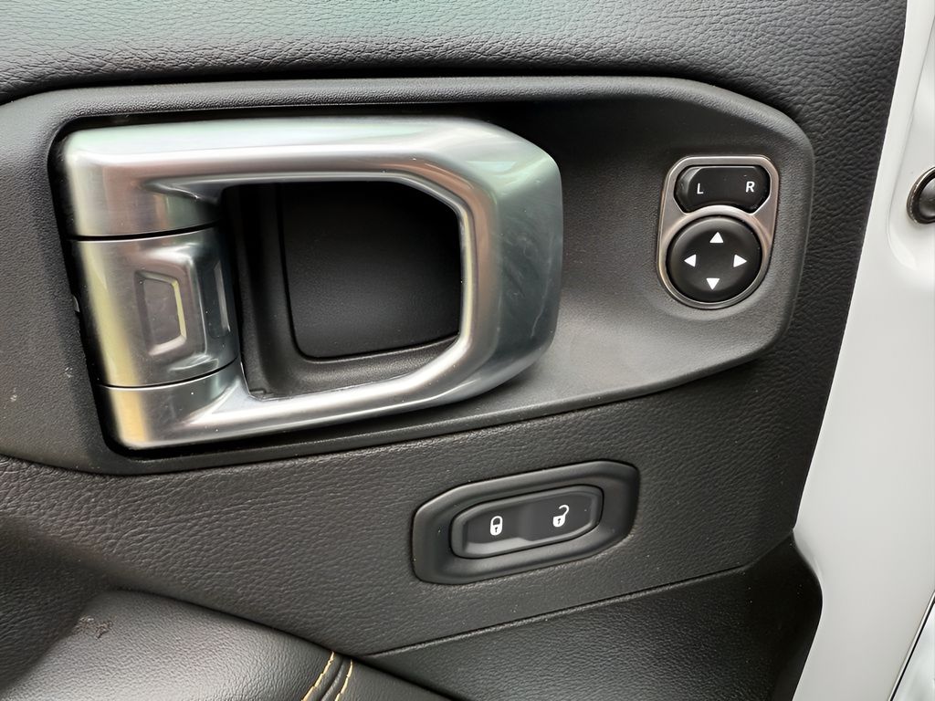 Vehicle image 25 of 30