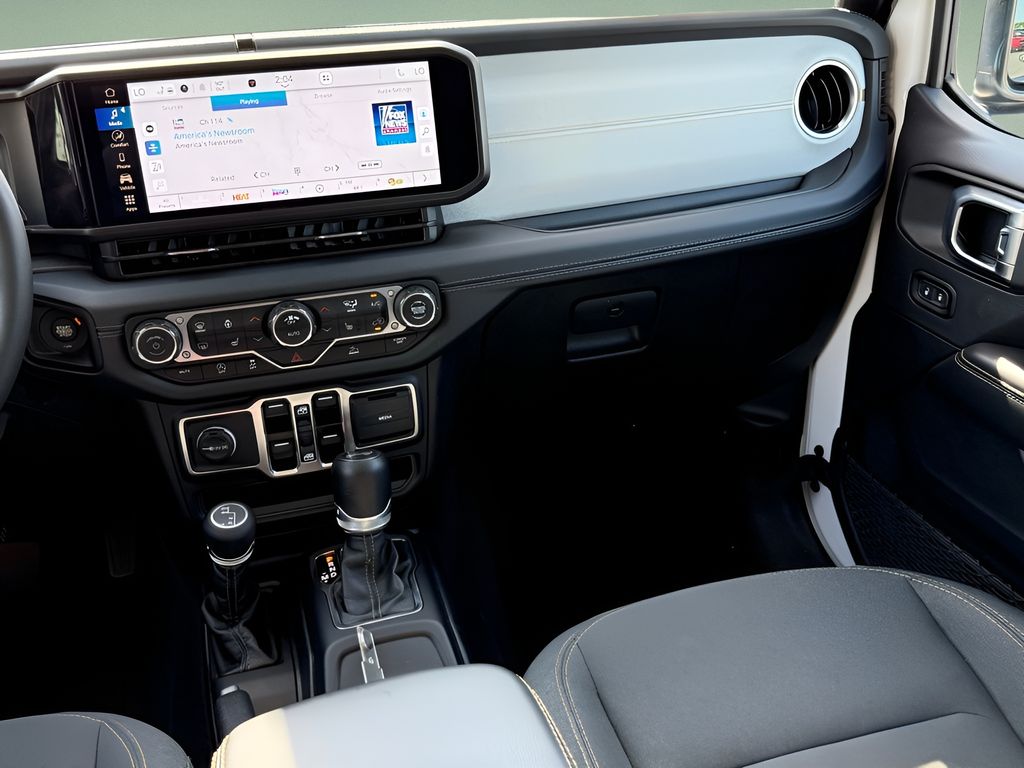 Vehicle image 23 of 28