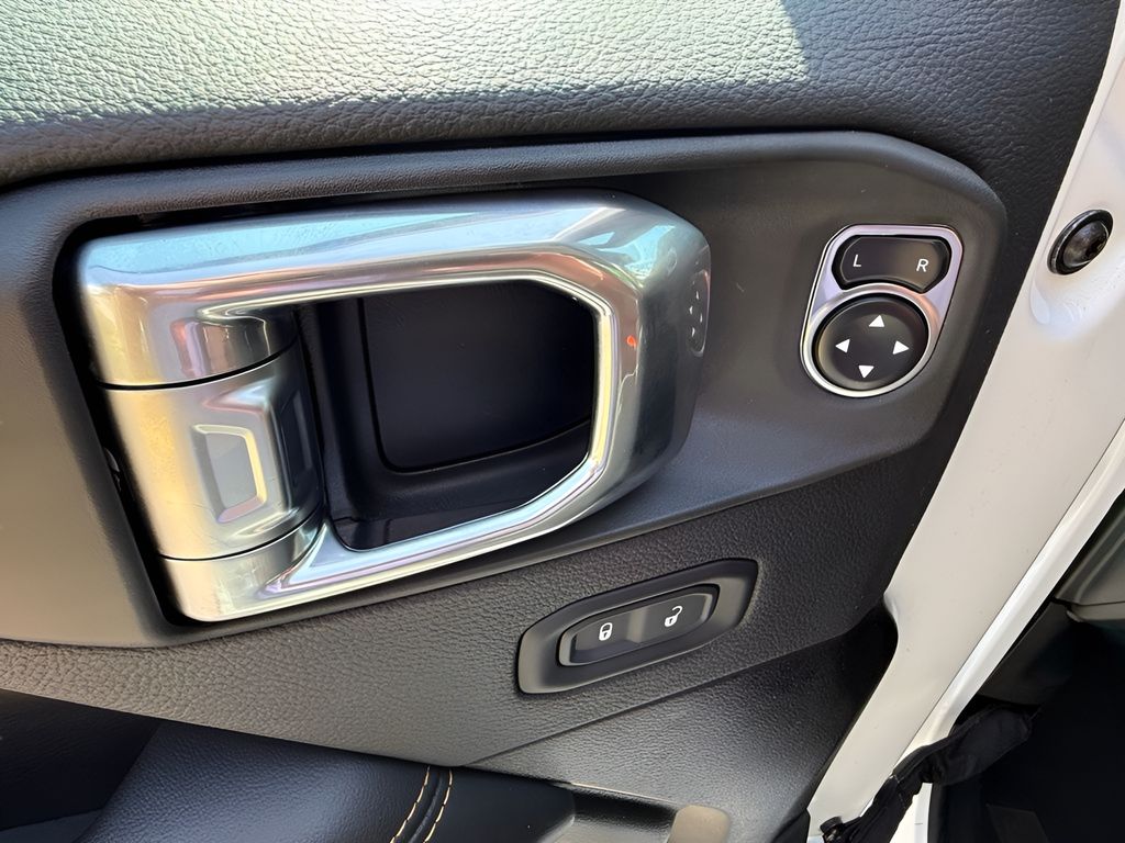 Vehicle image 25 of 28
